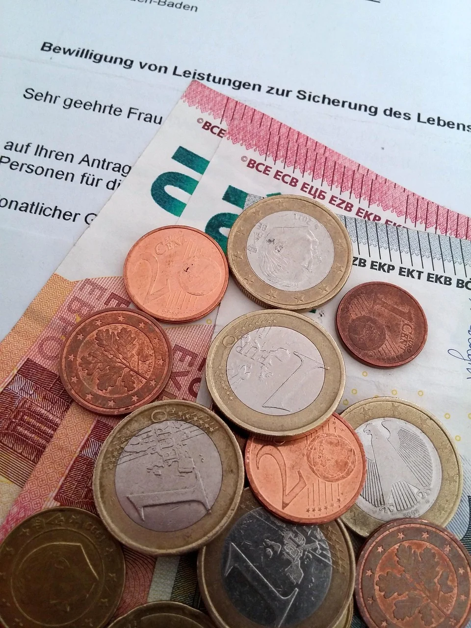 Symboliczna ilustracja przedstawiająca wsparcie finansowe i pomoc społeczną w kontekście świadczeń socjalnych.